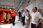 Der Amriswiler Feuerwehr-Kommandant Andreas Bösch zeigt Mitgliedern des Gewerbevereins die Umkleidekabine der Männer. (Bilder: Manuel Nagel)