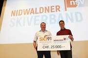 Marcel Grimm (links) von der Gönnervereinigung SKI 91 übergibt Andreas Bossi, Präsident Nidwaldner Skiverband den Check. (Bild: PD)