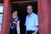 Die neue Jugendarbeiterin Christina Tobler und Kirchenpräsident Martin Rutschmann. (Bild: Werner Lenzin)