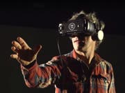 Der Basler Regisseur Dani Levy taucht mithilfe einer VR-Brille in seinen Jerusalem-Film ein. (Screenshot ARTE) (Bild: Screenshot ARTE)