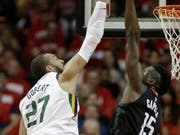 Clint Capela (rechts) im Duell mit Rudy Gobert (Bild: KEYSTONE/FR171023 AP/ERIC CHRISTIAN SMITH)
