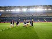 Kein Spiel: Während sich die Fenerbahce-Spieler aufwärmen, ist von den Fussballern von Besiktas Istanbul nichts zu sehen (Bild: KEYSTONE/EPA/ERDEM SAHIN)
