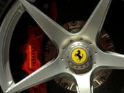 Ferrari ist gut ins neue Jahr gestartet. Der italienische Luxusautobauer steigerte den Gewinn im ersten Quartal um fast ein Fünftel. (Bild: Keystone/AP/MARCO VASINI)