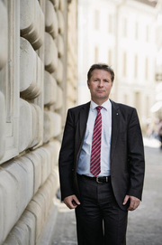 Der parteilose Finanzdirektor Marcel Schwerzmann (52) beim Regierungsgebäude. (Bild: Corinne Glanzmann)