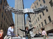Vor dem Rockefeller Center in New York ist die Skulptur "Uraeus" des Künstlers Anselm Kiefer aufgestellt worden. (Bild: Keystone/dpa/Christina Horsten)