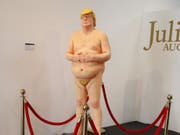 Die Skulptur "The 'Emperor Has No Balls" des Untergrund-Kollektivs UNDERLINE ist für 28'000 Dollar versteigert worden. Das Auktionshaus Julien's hatte mit mehr gerechnet. (Bild: Keystone/EPA/MIKE NELSON)