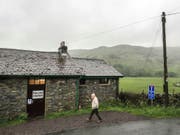 Mann auf dem Weg zum Wahllokal im nordenglischen Kentmere (Bild: KEYSTONE/AP PA/DANNY LAWSON)