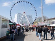 Das Riesenrad ist ein Markenzeichen der Berner Frühjahrsmesse BEA, die am Freitag ihre Tore öffnet. (Archivfoto) (Bild: KEYSTONE/ANTHONY ANEX)