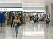 Einkaufsflächen in Bahnhöfen spielen pro Quadratmeter mehr Geld ein als Shoppingcenter. (Bild: KEYSTONE/CHRISTIAN BEUTLER)