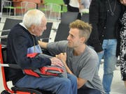 Nimmt Abschied: Der 104-jährige Botaniker David Goodall mit seinem Enkel am Flughafen Perth. (Bild: KEYSTONE/EPA AAP/SOPHIE MOORE)