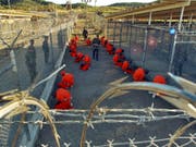 Aus dem berüchtigten US-Gefängnis auf Kuba, Guantánamo, ist eine Person nach Saudi-Arabien verlegt worden. (Bild: KEYSTONE/EPA US NAVY/SHANE T. MCCOY)