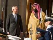 US-Verteidigungsminister Jim Mattis empfing den saudischen Kronprinzen und Verteidigungsminister Mohammed bin Salman im März im Pentagon. Die USA haben ihre Allianz mit Saudi-Arabien seit dem Amtsantritt von Präsident Trump verstärkt. (Bild: KEYSTONE/FR170079 AP/CLIFF OWEN)