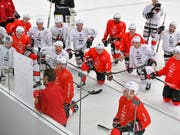 Die Spieler des Schweizer Nationalteams hören Trainer Patrick Fischer (vorne links) im Training genau zu (Bild: KEYSTONE/WALTER BIERI)