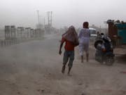 Gesichtsschutz gegen Staub und Sand, die in Indien von starken Winden aufgewirbelt werden. Im Norden Indiens kam fast 100 Personen bei Sandstürmen ums Leben. (Bild: KEYSTONE/AP/CHANNI ANAND)