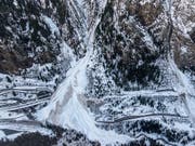 Im Wallis und in Graubünden sind im vergangenen Winter viele grosse und auch sehr grosse Lawinen niedergegangen. Strassen- und Eisenbahngalerien in Goppenstein VS wurden fast vollständig überschüttet. (Bild: M. Schär, SLF)