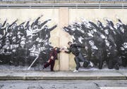 Einander zugeneigt: Agnès Varda und JR imitieren in Château-Arnoux-Saint-Auban die Pose der Fabrikarbeiter. (Bild: Filmcoopi)