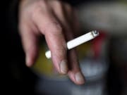 Die Weltgesundheitsorganisation (WHO) will die Raucherraten weltweit von 2010 bis 2025 um 30 Prozent senken. (Bild: KEYSTONE/APA/ROLAND SCHLAGER)