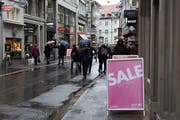 Neben den üblichen Ausverkaufsaktionen häufen sich in der St.Galler Innenstadt auch die Sonderverkäufe wegen Ladenschliessungen. Ab Freitag findet etwa ein solcher im «Finnshop» in der Neugasse statt. (Bild: Michaela Rohrer)