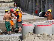Ist ab 2019 nicht mehr erlaubt: Ohne T-Shirt im Freien zu arbeiten. (Bild: Keystone/SALVATORE DI NOLFI)
