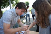 Kevin Fiala erfüllte geduldig Autogrammwünsche (Bilder: Simon Dudle)