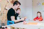 Kinder werden von einem Chinderhuis-Mitarbeiter betreut. Bild: PD