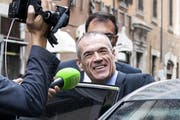 Der designierte Premier Carlo Cottarelli beim Verlassen des Hotels in Rom vor dem Treffen mit Staatschef Sergio Mattarella im Präsidentenpalast. (Bild: Angelo Carconi/EPA (Rom, 30. Mai 2018))