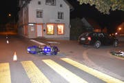 Der Motorradfahrer wurde beim Zusammenstoss verletzt und musste mit der Rettung ins Spital gebracht werden. (Bild: Kantonspolizei)