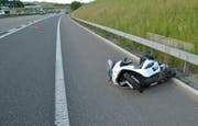 Der gestürzte Roller bei der Autobahnausfahrt in Buchrain. (Bild: Luzerner Polizei)