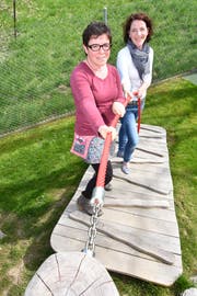 Die bisherige Präsidentin der Spielgruppe Amriswil, Nadine Dudli, rückt nun in den Hintergrund und überlässt ihrer Nachfolgerin Patrizia Helfenstein (vorne) die Frontposition. (Bild: Manuel Nagel)