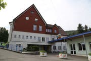 Das Schulhaus wurde Anfang des 20. Jahrhunderts erbaut und seither mehrmals umgebaut und teilsaniert. Wegen rasch gestiegener Schülerzahlen erstellte die Gemeinde 2004 einen Schulpavillon (rechts). (Bild: jor)