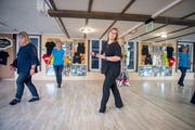 Karin Müntener-Berger gibt ihre Begeisterung für Line Dance als Tanzlehrerin weiter. (Bild: Urs Bucher)