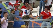 Szenen der Gewalt überschatteten die EM in Frankreich. Wiederholen sich solche Bilder in Russland? Das Foto zeigt, wie ein russischer Fan im Stadion Velodrome auf einen Engländer losgeht (11. Juni 2016). (AP Photo/Thanassis Stavrakis)