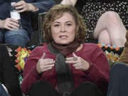 Roseanne Barr ist bereits früher mit rassistischen Äusserungen aufgefallen, aber jetzt hat sie den Bogen überspannt: Nachdem sie eine Afroamerikanerin als Mischling zwischen Muslimbrüdern und "Planet der Affen" bezeichnete, wurde ihre "Roseanne"-Show sofort abgesetzt. (Bild: Keystone/AP Invision/RICHARD SHOTWELL)
