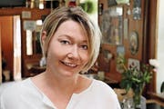 Carmen Bischof organisiert die Hundert-Jahre-Feier des "Töggi". Ihre Mutter Mäggi hat das Restaurant über lange Zeit geführt. (Bild: Res Lerch)