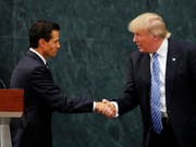 US-Präsident Donald Trump (rechts) und sein mexikanischer Amtskollege Enrique Peña Nieto (links) haben sich wieder einen Schlagabtausch wegen der Bezahlung der geplanten Grenzmauer zwischen ihren beiden Staaten geliefert. (Bild: KEYSTONE/AP/DARIO LOPEZ-MILLS)