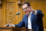 Roger Koeppel (SVP-ZH) während der Debatte um die Volksinitiative «Schweizer Recht statt fremde Richter». Die sogenannte Selbstbestimmungsinitiative sorgte an der Sommersession der Eidgenoessischen Räte für heftige Diskussionen. (Bild: Peter Klaunzer/Keystone (Bern, 30. Mai 2018))