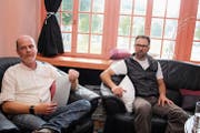 Das erste Kunst- und Literatur-Café im «Chessi» mit Moderator Edgar Stöckli und Holzbildhauer Reto Odermatt (rechts) als Gast. (Bild: Marion Wannemacher (Sarnen, 25. Mai 2018))