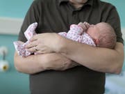 Die erste Zeit mit dem Neugeborenen ist laut den Initianten ein entscheidender Moment für einen Beziehungsaufbau zwischen Vater und Kind. (Bild: KEYSTONE/GAETAN BALLY)