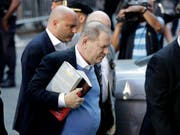 Harvey Weinstein stellte sich am Freitag in New York der Polizei. Er ist nach Zahlung einer Millionen-Kaution wieder auf freiem Fuss. (Bild: KEYSTONE/AP/JULIO CORTEZ)