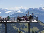 Die Schweiz wird laut Avenir Suisse von innen und aussen nach wie vor als Insel der Glückseligen gesehen, ist aber relativ zu anderen Ländern zurückgefallen. (Bild: KEYSTONE/GAETAN BALLY)
