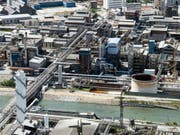 Der Chemiekonzern Lonza soll das Trinkwasser jahrelang mit einem krebserregenden Lösungsmittel verschmutzt haben, ohne etwas dagegen zu unternehmen. Verwendet wurde das Lösungsmittel in der Chemiefabrik in Visp VS. (Bild: Keystone/OLIVIER MAIRE)