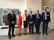 Regierungspräsident Guido Graf (Zweiter von rechts) hat die Botschafterin der Slowakischen Republik in der Schweiz, Andrea Elschekova Matisova (Dritte von links), empfangen. (Bild: Staatskanzlei Luzern)
