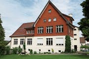 Heute führt die Zufahrt zum Parkplatz dicht am Primarschulhaus vorbei. Für die Sicherheit der Schüler ist das nicht ideal. (Bild: Jolanda Riedener)