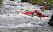Das Rescue-Team fischte im letzten Jahr einige gekenterte Kanuten aus dem Wasser. Auch mit teils spektakulären Sprüngen in die Muota. (Bild: PD)