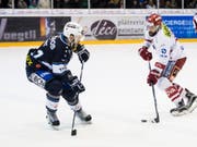 Fabian Ganz (links) verteidigt künftig für den EHC Kloten (Bild: KEYSTONE/JEAN-CHRISTOPHE BOTT)