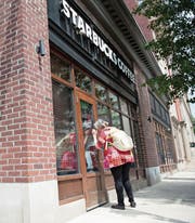 Eine Passantin steht bei Starbucks vor verschlossenen Türen. (Bild: Tracie van Auken/Key (Philadelphia, 29. Mai 2018))