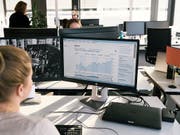 Hier will sich das Familienunternehmen Klingelnberg kotieren lassen: Blick in die Büros der SIX Swiss Exchange in Zürich. (Bild: KEYSTONE/CHRISTIAN BEUTLER)
