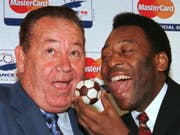 Pele (rechts) und Just Fontaine (links) schrieben 1958 ein Stück Fussball-Geschichte (Bild: KEYSTONE/AP/JACQUES BRINON)