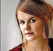 Linda Achberger 1992 in Hörbranz, Germanistin, Schriftstellerin, Schwäbischer Sonderpreis für Autoren unter 25, zuletzt Theater-Kurzdrama «Wir brauchen doch keine Bienen, um uns zu bestäuben».