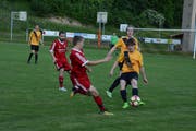 Die roten Bütschwiler wussten am Dienstagabend im Derby gegen Neckertal-Degersheim vor allem kämpferisch zu überzeugen. Sie trafen allerdings auf einen Gegner, der keine Lust hatte, die Punkte freiwillig abzugeben. (Bild: Beat Lanzendorfer)